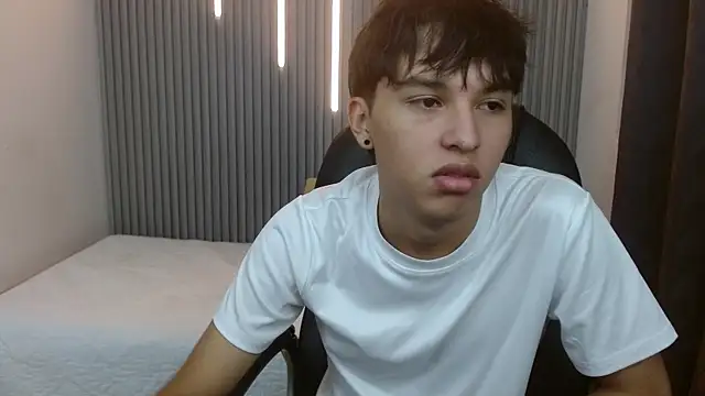 Snapshot of StiwenTwink chatting on July 9, 2026, 1:04 pm StiwenTwink online show from July 9, 2026, 1:04 pm