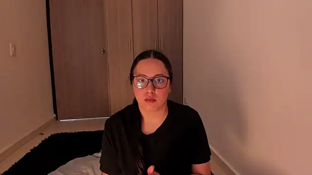 Venus cat  online show from October 6, 2025, 7:33 pm