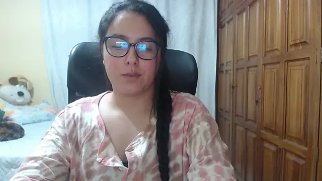 Venus cat  online show from April 14, 2026, 2:50 am