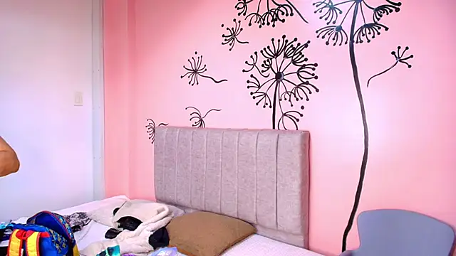 scarlet milf  online show from October 9, 2025, 8:18 pm