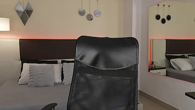 Snapshot of DanteeStone chatting on October 2, 2025, 8:27 pm DanteeStone online show from October 2, 2025, 8:27 pm