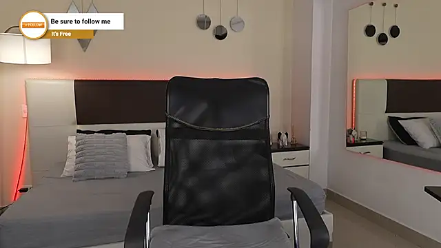 Snapshot of DanteeStone chatting on October 17, 2025, 8:33 pm DanteeStone online show from October 17, 2025, 8:33 pm