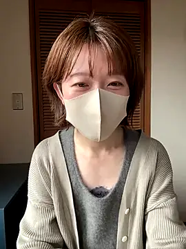 momo yuipu online show from October 15, 2025, 1:06 am