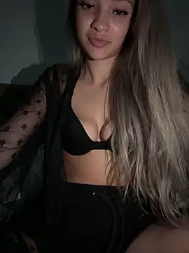 Snapshot of Honeyyyxo chatting on October 2, 2025, 8:16 pm Honeyyyxo online show from October 2, 2025, 8:16 pm