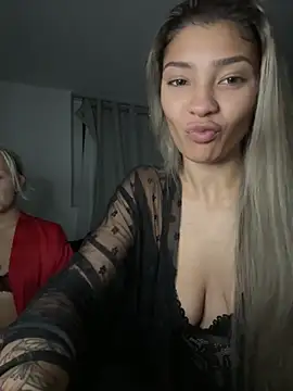 Snapshot of Honeyyyxo chatting on October 26, 2025, 8:37 pm Honeyyyxo online show from October 26, 2025, 8:37 pm