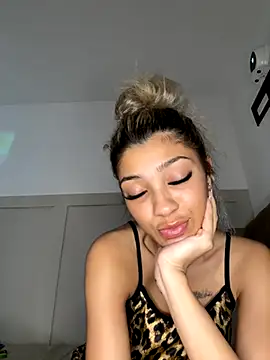 Snapshot of Honeyyyxo chatting on November 1, 2025, 11:45 am Honeyyyxo online show from November 1, 2025, 11:45 am