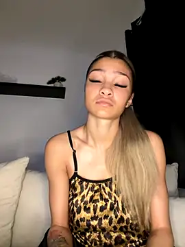 Snapshot of Honeyyyxo chatting on November 5, 2025, 8:53 pm Honeyyyxo online show from November 5, 2025, 8:53 pm