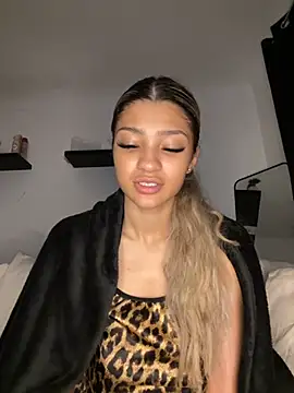 Snapshot of Honeyyyxo chatting on November 7, 2025, 4:29 pm Honeyyyxo online show from November 7, 2025, 4:29 pm