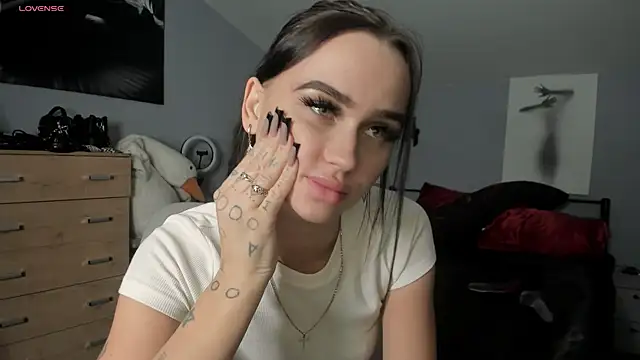 Snapshot of Lisa__Johnson chatting on October 31, 2025, 12:11 am Lisa Johnson online show from October 31, 2025, 12:11 am