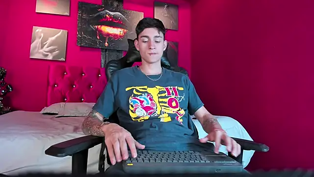 LukeSavagge online show from October 28, 2025, 9:50 pm