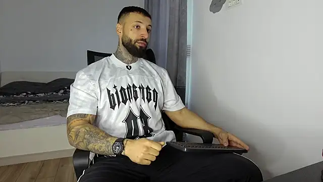 Snapshot of MasculineGuy99 chatting on October 15, 2025, 6:35 am MasculineGuy99 online show from October 15, 2025, 6:35 am