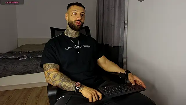 Snapshot of MasculineGuy99 chatting on October 27, 2025, 4:38 am MasculineGuy99 online show from October 27, 2025, 4:38 am