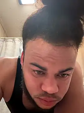 familia0210 online show from October 17, 2025, 4:04 am