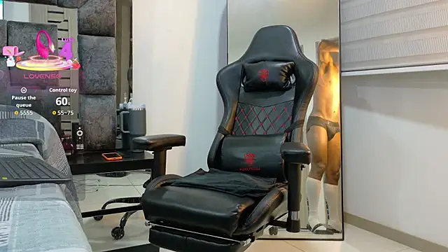 johnjaguar1  online show from October 3, 2025, 11:18 am