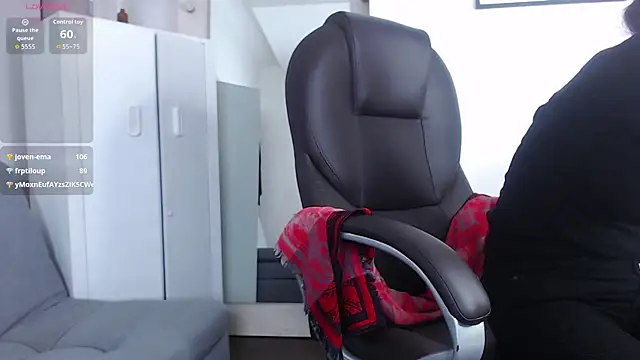 alexia james  online show from April 16, 2026, 10:12 pm