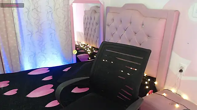 Snapshot of nikki_skinny_ chatting on November 6, 2025, 11:04 pm nikki skinny online show from November 6, 2025, 11:04 pm