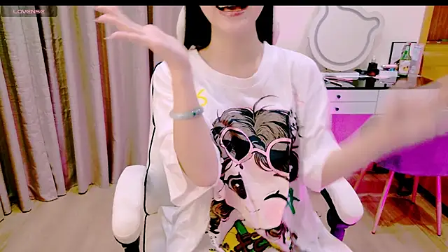 Snapshot of _Aria_Moonie chatting on April 2, 2026, 3:53 pm Aria Moonie online show from April 2, 2026, 3:53 pm