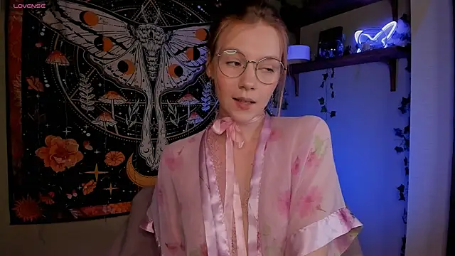 lyra thenymph online show from October 18, 2025, 1:34 pm