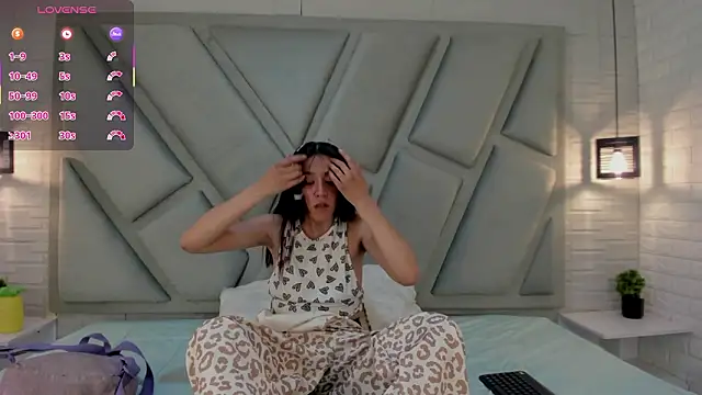 Julieta Slav3 online show from March 5, 2026, 9:44 pm