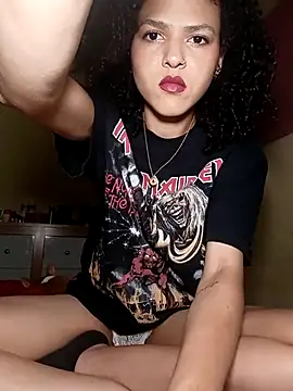 Snapshot of Larissinhamm chatting on October 15, 2025, 8:14 am Larissinhamm online show from October 15, 2025, 8:14 am