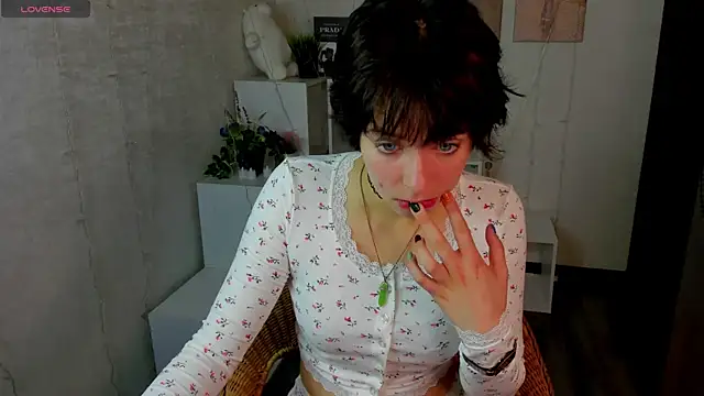 Sara Frayer online show from October 8, 2025, 1:03 am