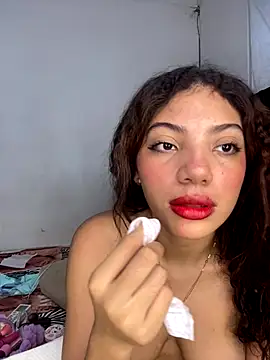 Snapshot of Azza__Slimene chatting on October 2, 2025, 2:13 pm Azza Slimene online show from October 2, 2025, 2:13 pm