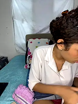 Snapshot of Azza__Slimene chatting on October 21, 2025, 6:41 pm Azza Slimene online show from October 21, 2025, 6:41 pm