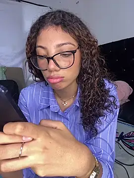 Snapshot of Azza__Slimene chatting on October 23, 2025, 3:22 pm Azza Slimene online show from October 23, 2025, 3:22 pm