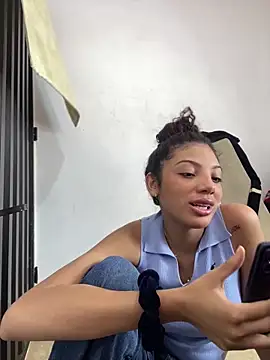 Snapshot of Azza__Slimene chatting on October 26, 2025, 8:15 pm Azza Slimene online show from October 26, 2025, 8:15 pm