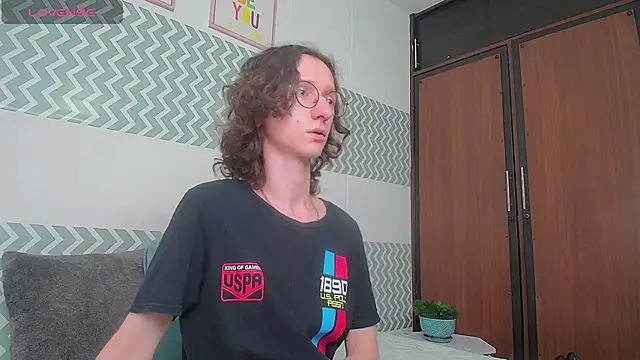 Snapshot of White_King4 chatting on October 7, 2025, 1:08 pm White King4 online show from October 7, 2025, 1:08 pm