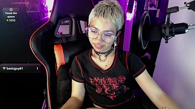 lunarichy22 online show from December 16, 2025, 10:15 pm