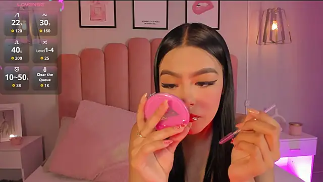 mara swan  online show from November 14, 2025, 7:12 pm