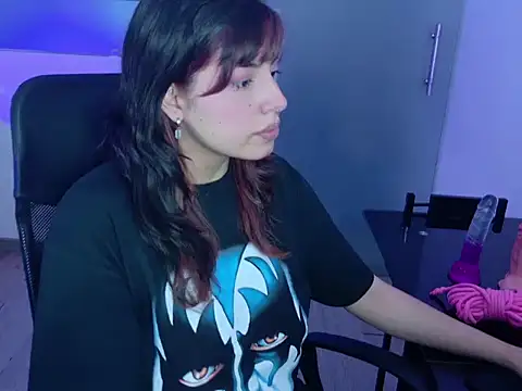 Violetta Swett  online show from November 15, 2025, 2:46 pm