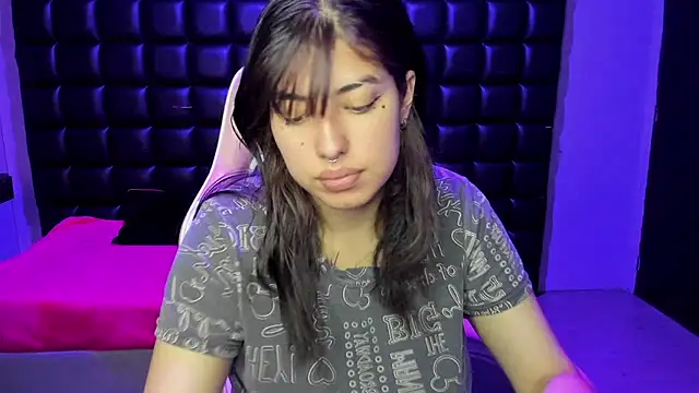 Violetta Swett  online show from December 2, 2025, 1:28 pm