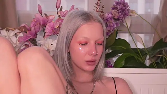 RanyThomson online show from November 10, 2025, 2:27 pm