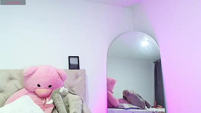 SoofiKiss online show from November 19, 2025, 10:32 pm