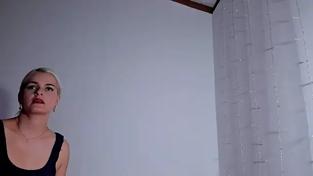 lili latina47 online show from October 17, 2025, 8:33 pm