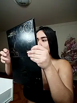 Mia belmontt online show from December 3, 2025, 4:49 pm