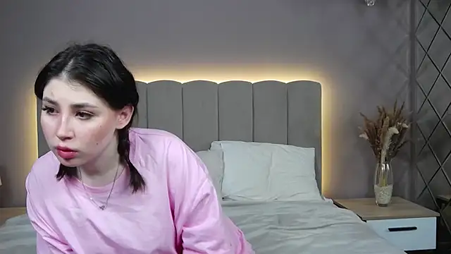 Snapshot of DianaMello chatting on October 19, 2025, 4:02 am DianaMello online show from October 19, 2025, 4:02 am