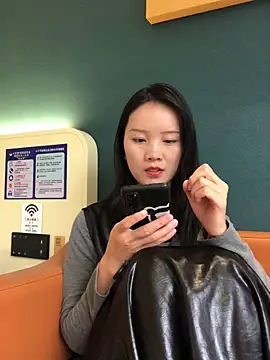 Snapshot of Mile-m chatting on November 5, 2025, 8:03 am Mile-m online show from November 5, 2025, 8:03 am