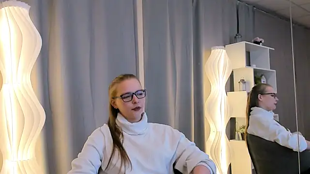 NohemiGilsdorf online show from October 5, 2025, 3:10 pm