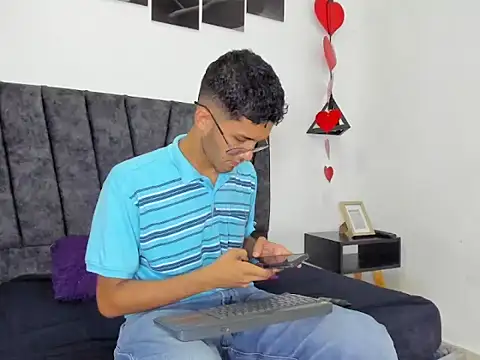 Snapshot of ianthompsoncut chatting on October 6, 2025, 6:05 pm ianthompsoncut online show from October 6, 2025, 6:05 pm