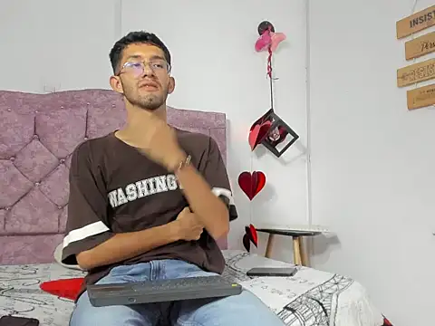 Snapshot of ianthompsoncut chatting on October 10, 2025, 11:04 pm ianthompsoncut online show from October 10, 2025, 11:04 pm