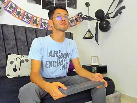 Snapshot of ianthompsoncut chatting on October 15, 2025, 3:28 am ianthompsoncut online show from October 15, 2025, 3:28 am