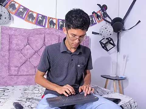 Snapshot of ianthompsoncut chatting on October 17, 2025, 8:55 pm ianthompsoncut online show from October 17, 2025, 8:55 pm