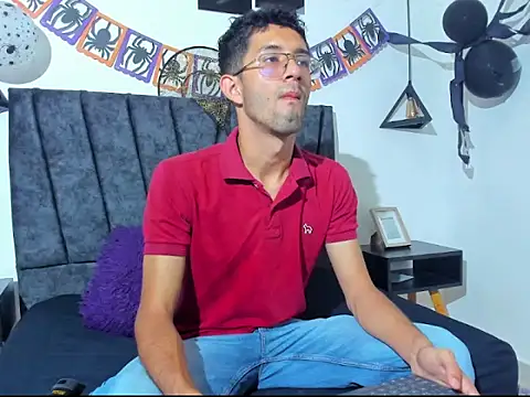 Snapshot of ianthompsoncut chatting on October 18, 2025, 7:47 pm ianthompsoncut online show from October 18, 2025, 7:47 pm