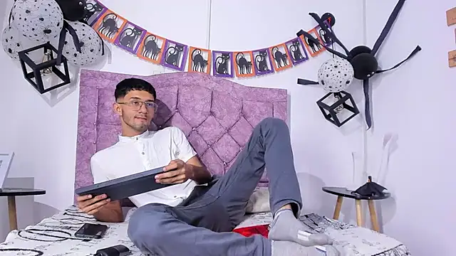 Snapshot of ianthompsoncut chatting on October 19, 2025, 10:32 pm ianthompsoncut online show from October 19, 2025, 10:32 pm