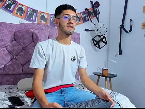 Snapshot of ianthompsoncut chatting on October 21, 2025, 2:40 pm ianthompsoncut online show from October 21, 2025, 2:40 pm