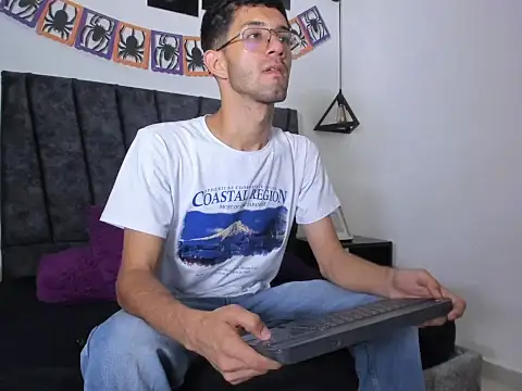 Snapshot of ianthompsoncut chatting on November 1, 2025, 8:55 pm ianthompsoncut online show from November 1, 2025, 8:55 pm