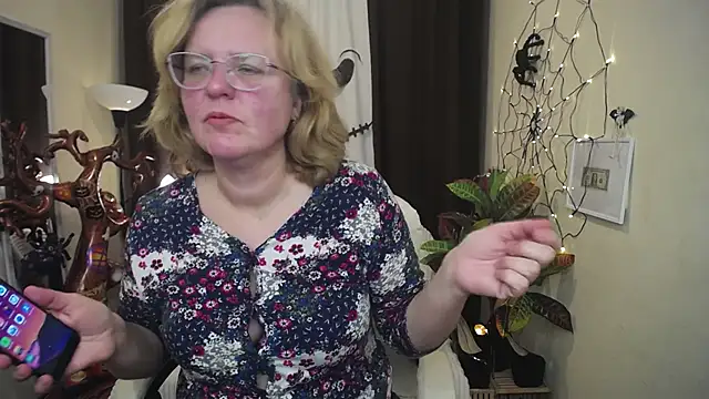 Snapshot of VestaWoody chatting on October 11, 2025, 12:15 pm VestaWoody online show from October 11, 2025, 12:15 pm